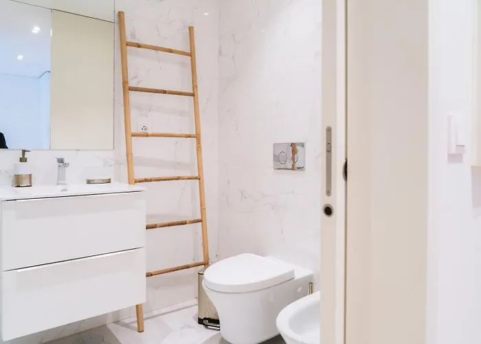 Appartamento W/ Balcony, Pool & Gym | Antas By Host Wise