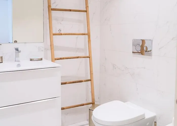 Appartamento W/ Balcony, Pool & Gym | Antas By Host Wise *